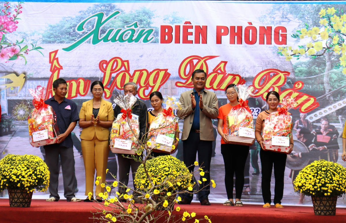 Phó Bí thư Tỉnh ủy Y Biêr Niê trao quà cho các hộ gia đình có thành tích xuất sắc trong công tác chung tay bảo vệ biên giới.