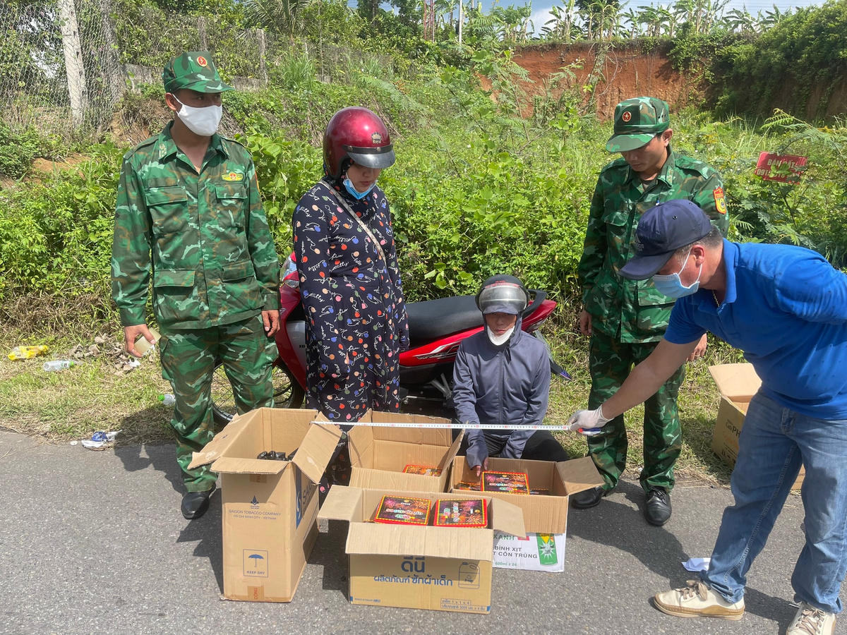 Đoàn Lê Mai Liên (áo khoác hoa văn) và Nguyễn Thị Ngọc San (áo khoác xám) cùng tang vật.