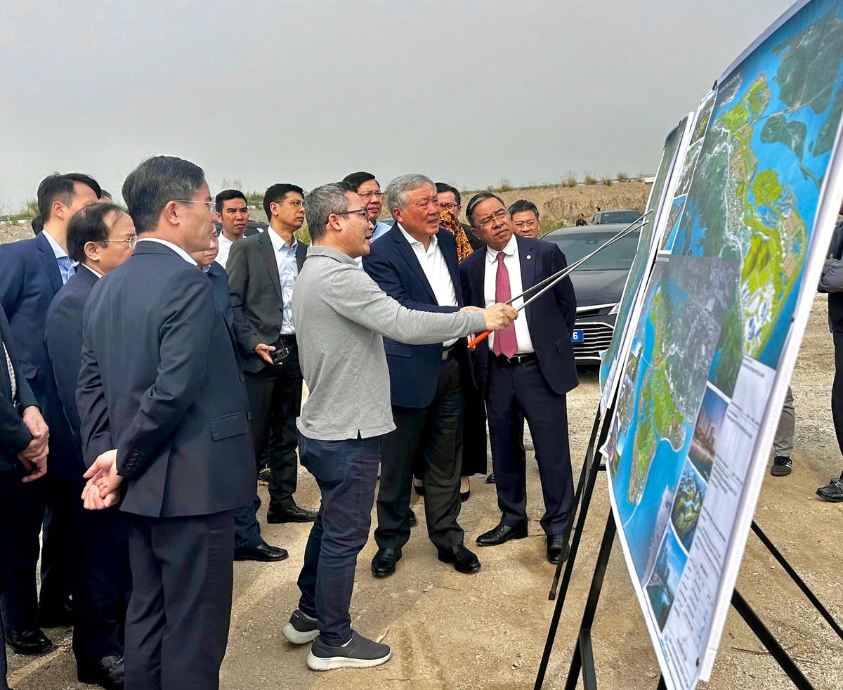 Phó Thủ tướng Thường trực Chính phủ Nguyễn Hòa Bình nghe báo cáo quá trình triển khai dự án Khu đô thị phức hợp Hạ Long xanh. Ảnh: Ngọc Anh.