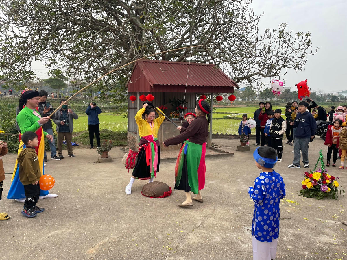 Đoàn rước tới cây hương đầu làng, công chúa Ngọc Hoa không muốn tiếp tục đi nên mọi người trình diễn các trò bách nghệ khôi hài để công chúa vui và tiếp tục lên kiệu về nhà chồng.