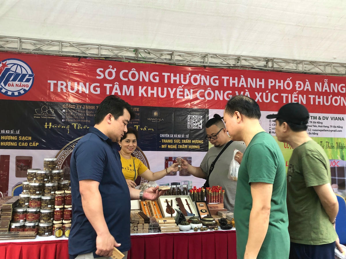 Người tiêu dùng Thủ đô tham quan, mua sắm tại Hội chợ