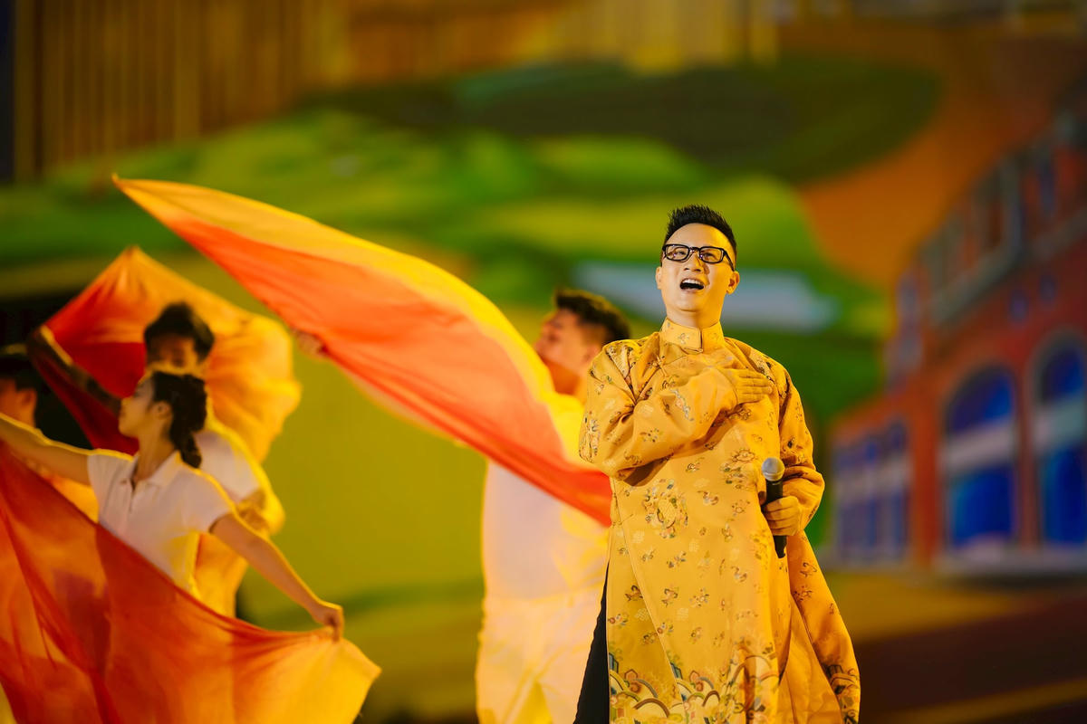 cover NS Hoang bach bieu dien