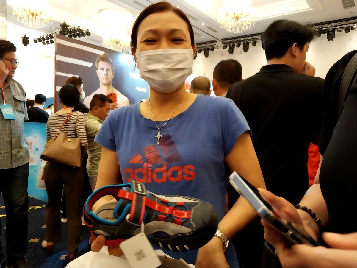 Bà Trần Thị Bích Thảo vui vẻ cho biết vừa mua được vào món đồ cho con gái.