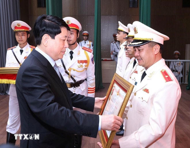 ttxvn-chu-tich-nuoc-du-hoi-nghi-so-ket-6-thang-dau-nam-2025-cua-bo-cong-an-0707-3.jpg