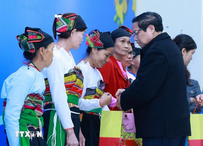 Thủ tướng Phạm Minh Chính tặng quà Tết cho các gia đình chính sách huyện Ngọc Lặc, tỉnh Thanh Hóa. (Ảnh: Dương Giang/TTXVN) ttxvn-thu-tuong-pham-minh-chinh-chuc-tet-tai-thanh-hoa6.jpg