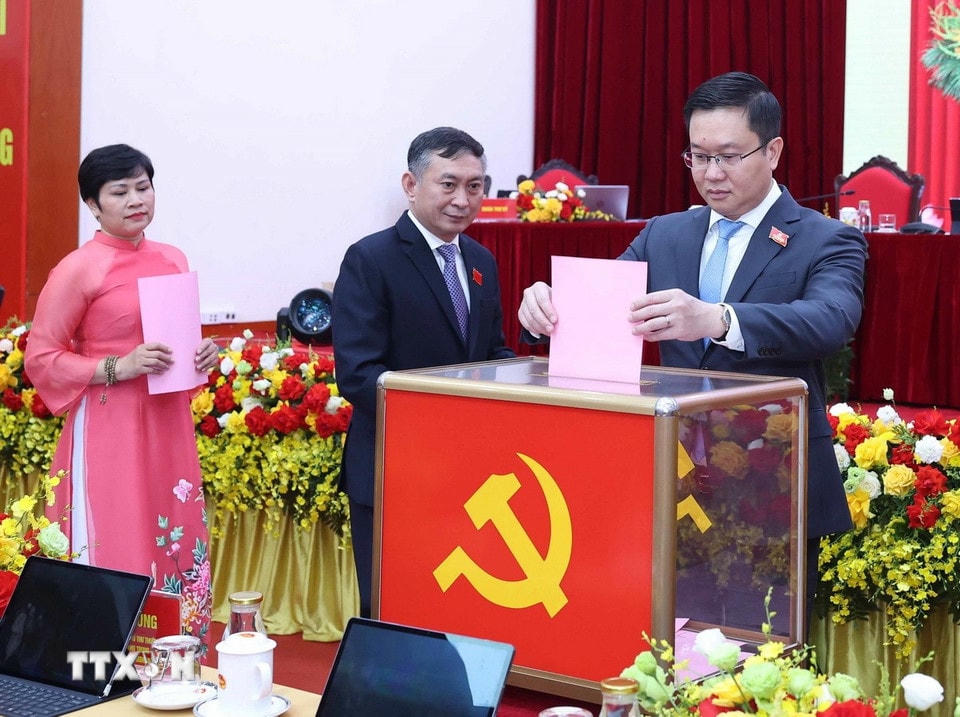 Các đại biểu bỏ phiếu bầu Ban Chấp hành Đảng bộ Văn phòng Trung ương Đảng nhiệm kỳ 2025-2030. (Ảnh: Thống Nhất/TTXVN)