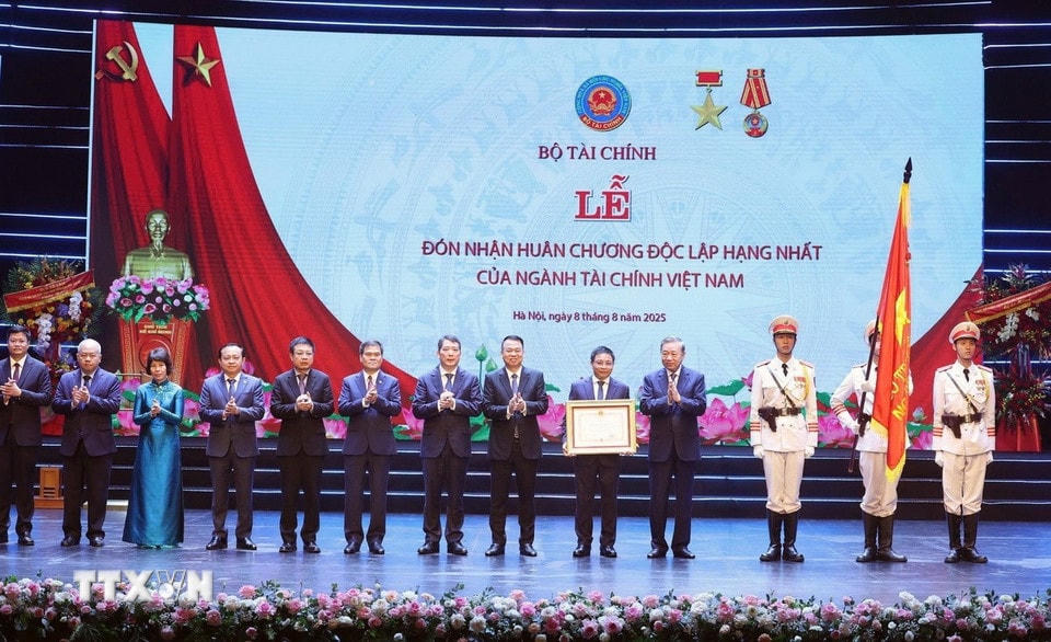 Tổng Bí thư Tô Lâm trao tặng Huân chương Độc lập hạng Nhất cho ngành tài chính. (Ảnh: Thống Nhất/TTXVN)
