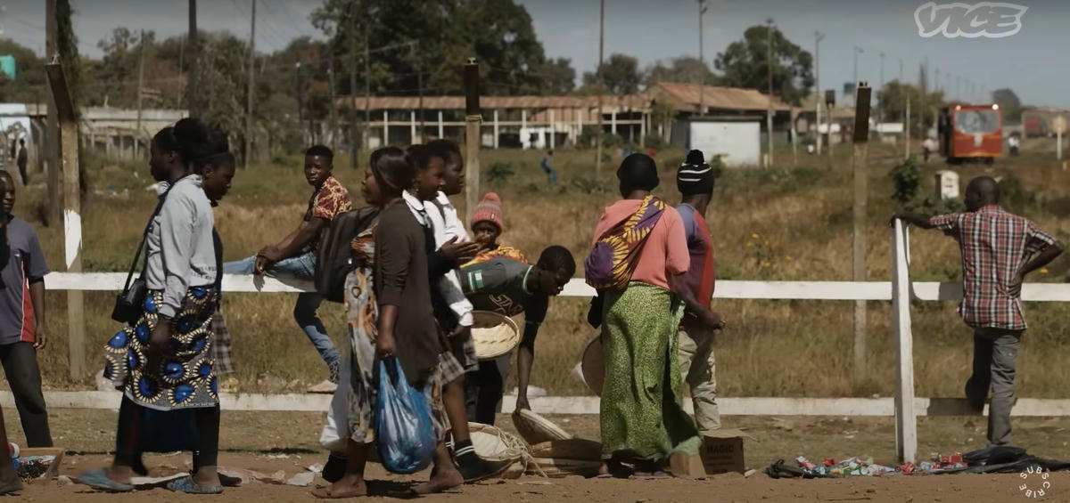 Người dân luôn phải đối mặt với ô nhiễm. Ảnh: VICE.