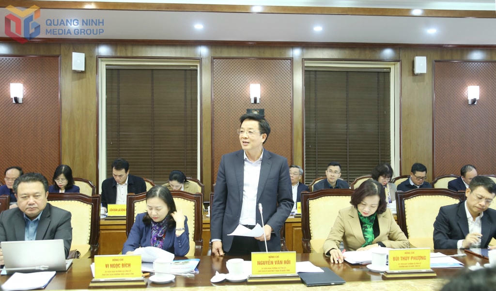 Đồng chí Nguyễn Văn Hồi, Ủy viên BTV Tỉnh ủy, Chủ tịch Ủy ban MTTQ tỉnh, báo cáo tại hội nghị.