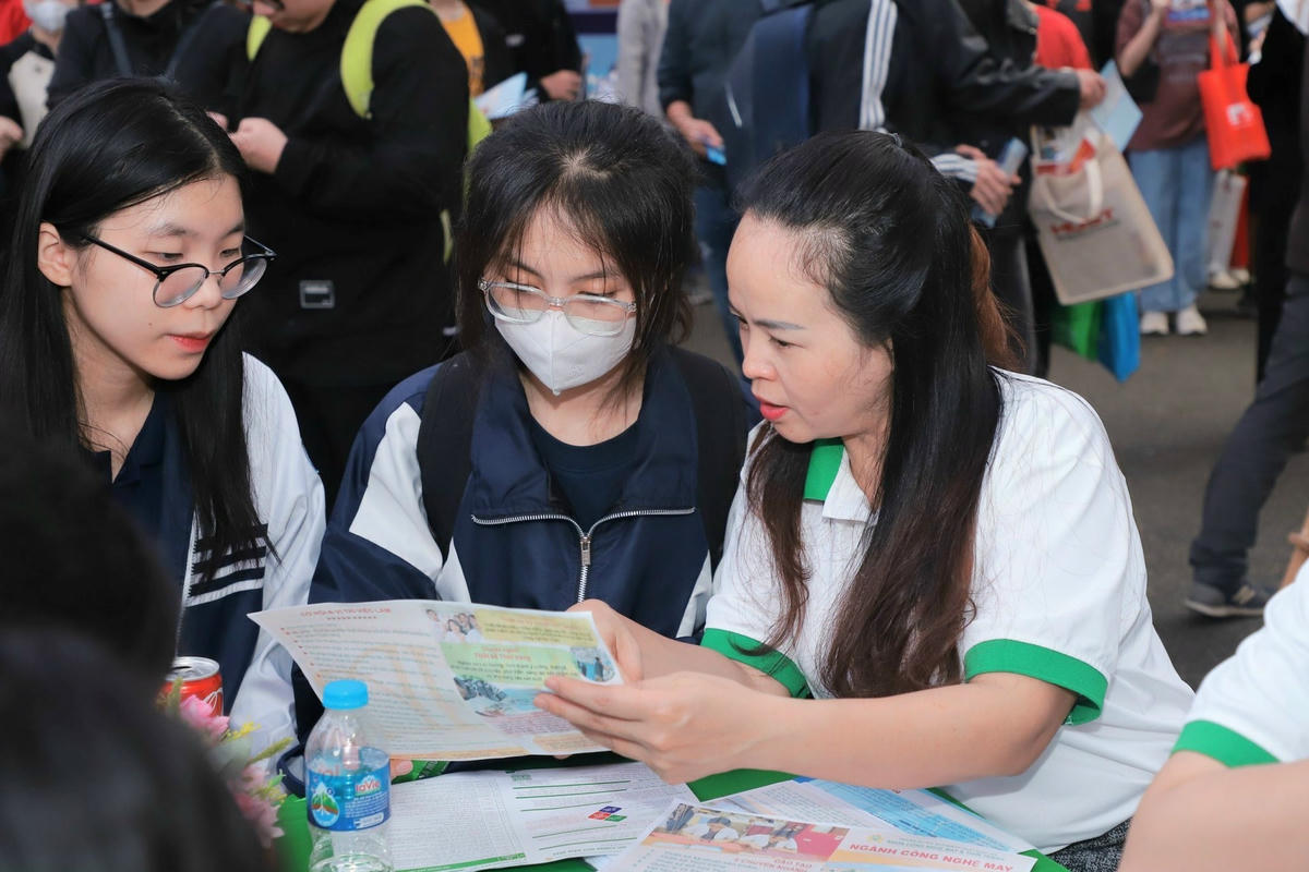 Trường đại học tư vấn tuyển sinh cho thí sinh