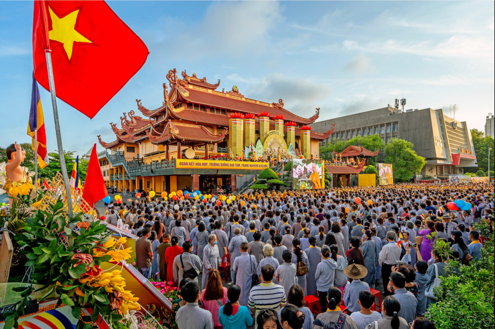 Giải Nhì - Mừng đại lễ Phật đản sanh tại Việt Nam Quốc tự (Huỳnh Bửu Tinh).