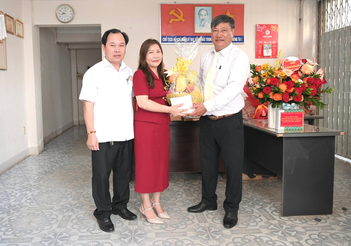 Ủy ban MTTQ Việt Nam tỉnh Khánh Hoà tặng quà cho Văn phòng Báo Đại Đoàn kết tại Nha Trang. (1)