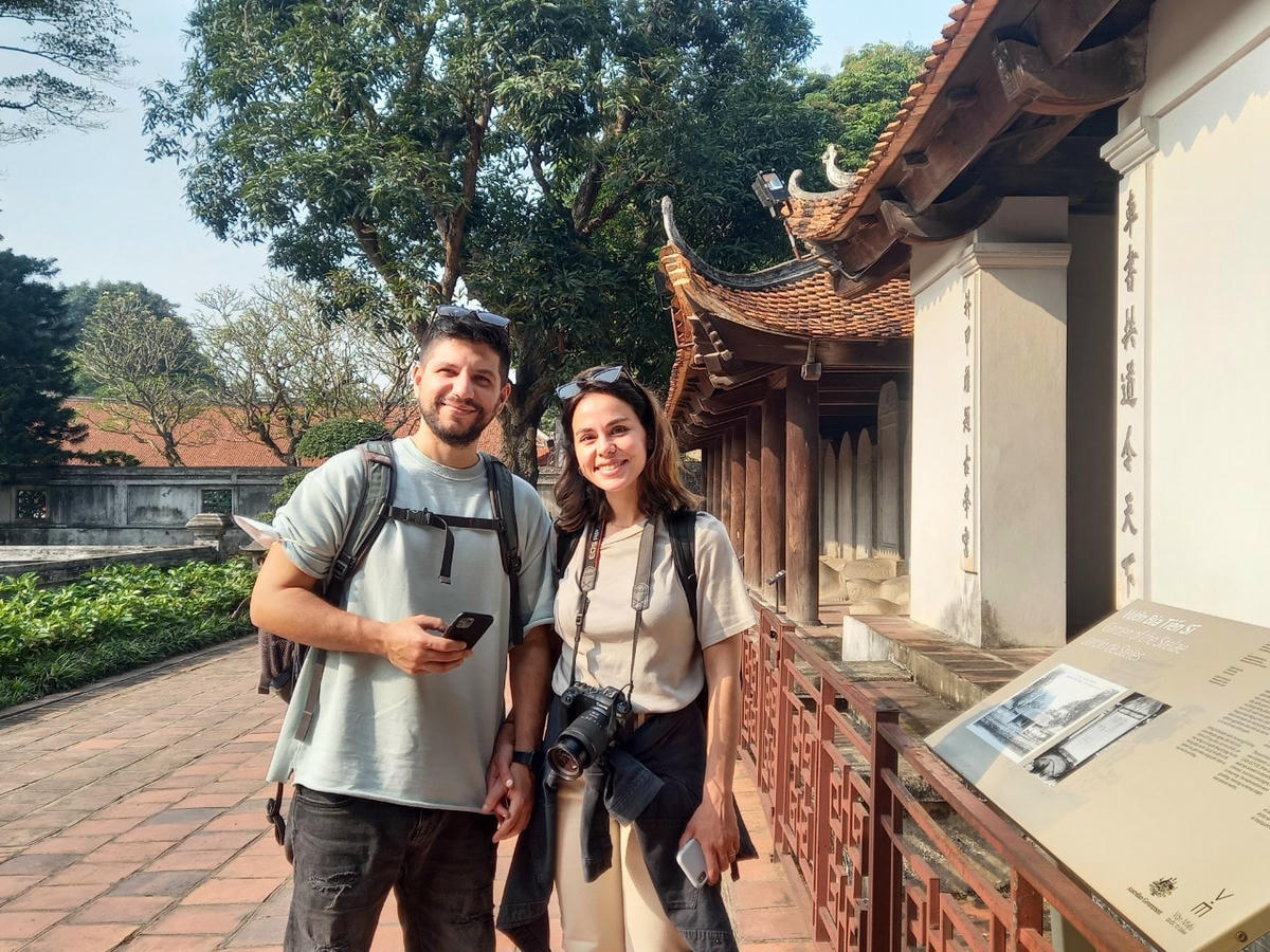 Khách du lịch quốc tế thăm Văn Miếu- Ảnh: Phạm Sỹ.