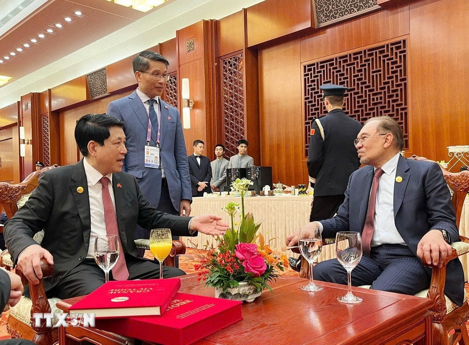 Chủ tịch nước Lương Cường gặp Thủ tướng Malaysia Anwar Ibrahim. (Ảnh: TTXVN phát)