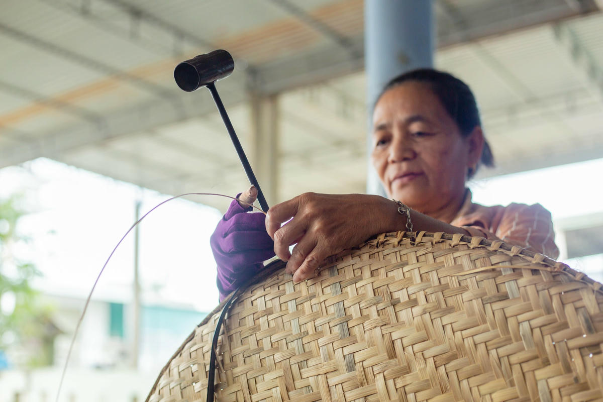 Ngồi tỉ mỉ đan từng sợi tre, bà Đoàn Thị Vần (SN 1958, phường Quảng Thọ) giãi bày: “Bây giờ những người làm nghề này đa số là người già, làng nghề cũng dần mai một đi, tôi làm để vừa đỡ buồn chán, vừa có thêm thu nhập. Vài năm trở lại đây, gia đình tôi chuyển sang làm sản phẩm theo đơn đặt hàng của các nhà hàng, quán ăn. Mỗi ngày, vợ chồng tôi đan được khoảng 20 cái mẹt đựng thức ăn để bán cho các quán hàng, mỗi chiếc thành phẩm có giá 10.000 đồng, làm được bao nhiêu, gom lại người ta sẽ đến thu mua tận nhà.”