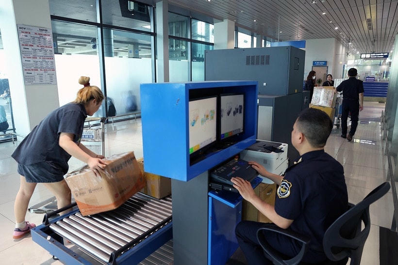 Lực lượng Hải quan Hải Phòng kiểm tra hành lý của khách nhập cảnh ở cảng hàng không Cát Bi, thành phố Hải phòng. (Ảnh: Vũ Sinh/TTXVN)