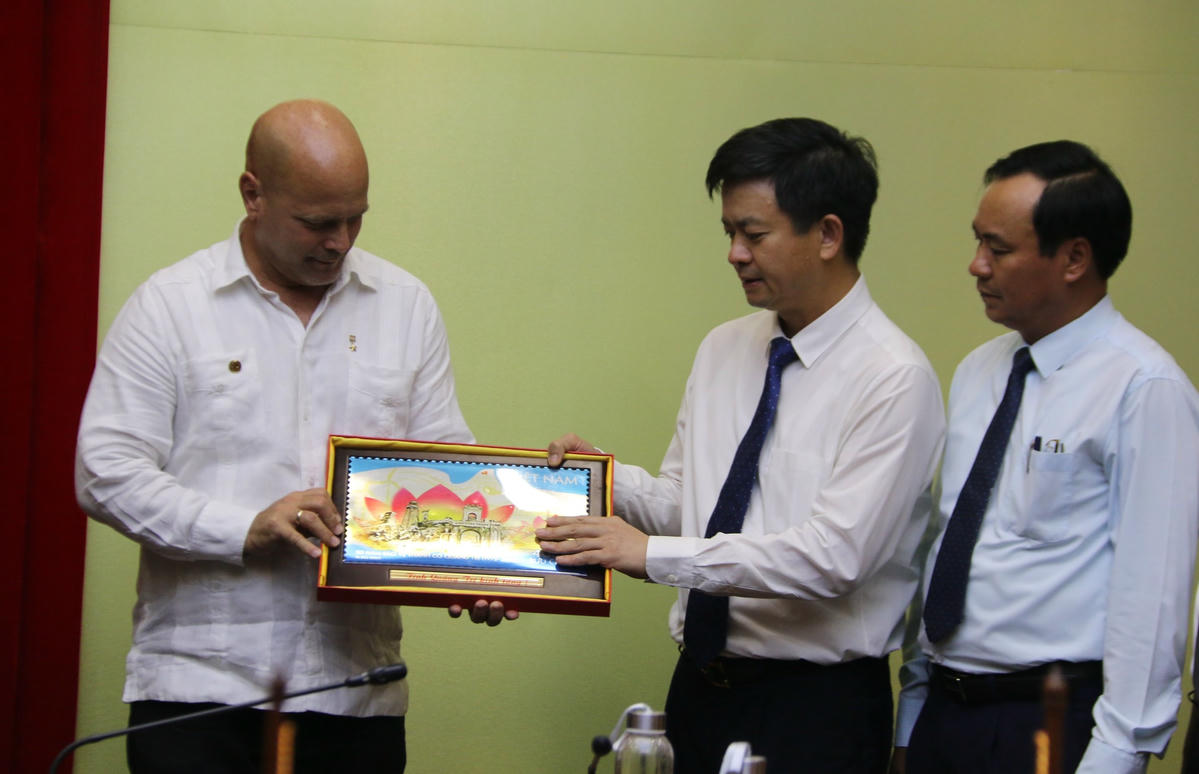 Lãnh đạo tỉnh Quảng Trị trao quà lưu niệm cho ông Gerardo Hernandez Nordelo và các thành viên trong Đoàn đại biểu cấp cao Ủy ban Bảo vệ Cách mạng Cuba.