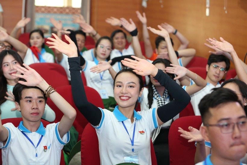 Cuộc vận động “Tự hào một dải non sông” được triển khai rộng khắp toàn quốc.