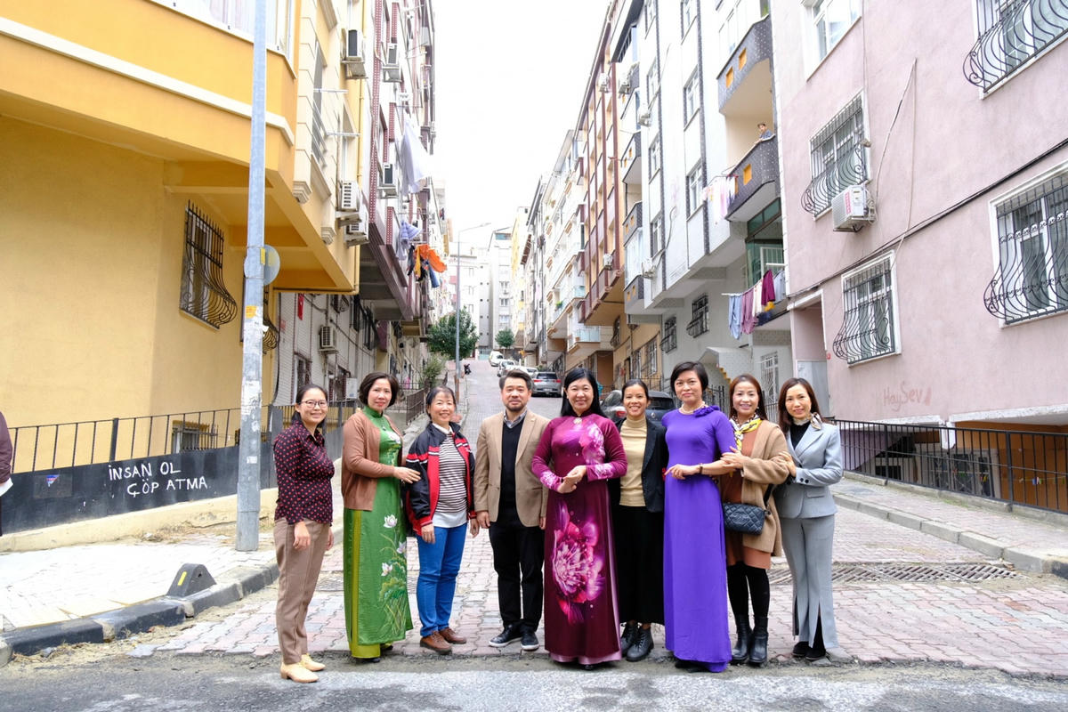 Đoàn gặp mặt cộng đồng người Việt ở Thổ Nhĩ Kì.