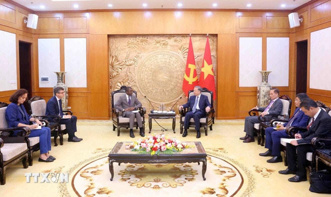 Tổng Bí thư Tô Lâm tiếp ông Lazare Eloundou Assomo, Giám đốc Trung tâm Di sản Thế giới của Tổ chức Giáo dục, Khoa học và Văn hóa của Liên hợp quốc (UNESCO). (Ảnh: Phạm Kiên/TTXVN) ttxvn-tong-bi-thu-tiep-giam-doc-trung-tam-di-san-the-gioi-cua-to-chuc-giao-duc-khoa-hoc-va-van-hoa-cua-lien-hop-quoc-20-3.jpg