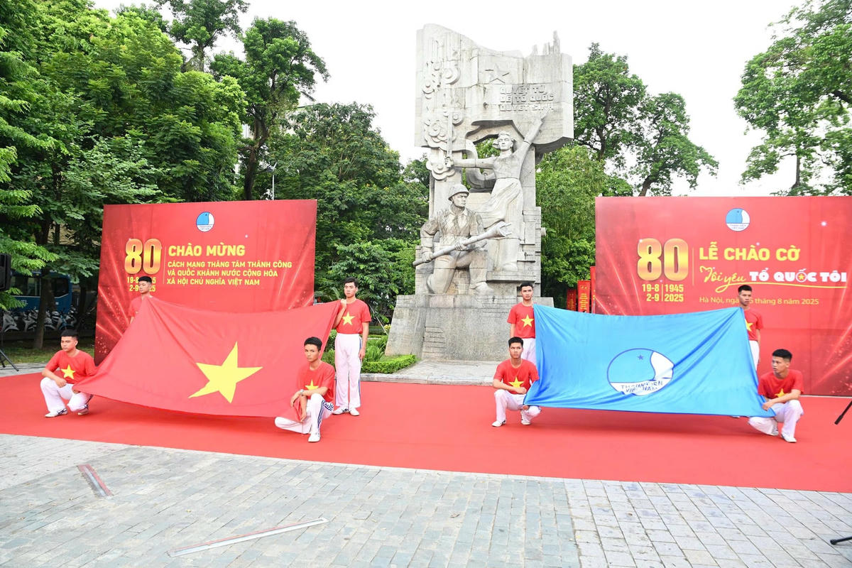 Các đại biểu và thanh niên, đoàn viên thực hiện nghi lễ chào cờ.