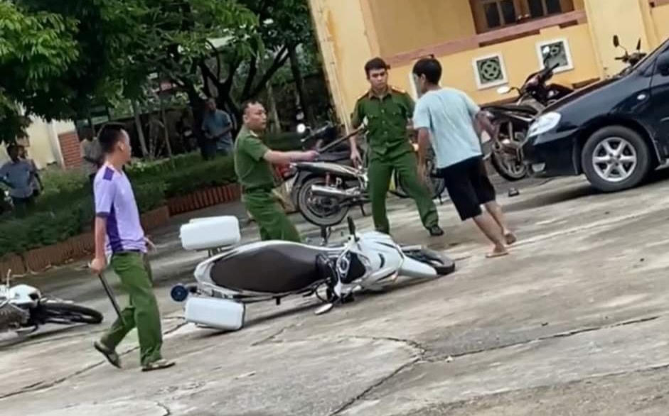 Đối tượng Tạ Quang Minh dùng dao đuổi chém nhiều cán bộ công an. Ảnh CATQ