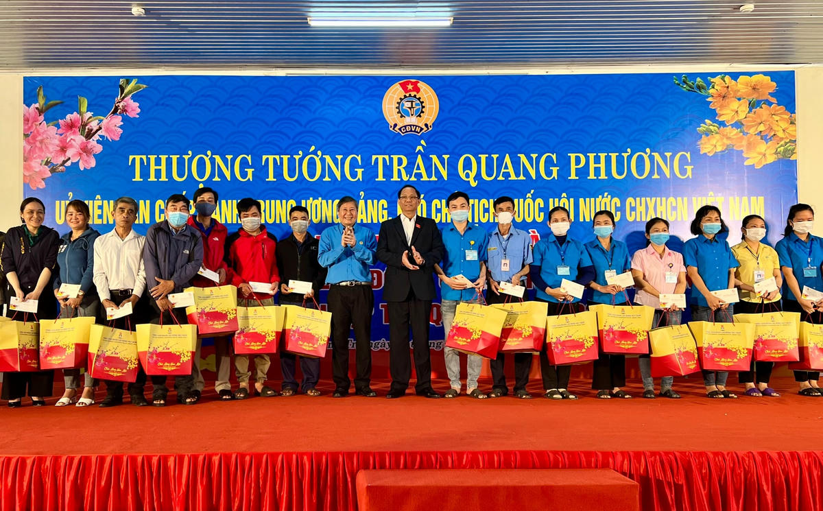 Phó Chỉ tịch Quốc hội thăm hỏi, động viên cho công nhân, người dân có hoàn cảnh khó khăn trên địa bàn tỉnh Quảng Trị nhân dịp Tết Nguyên đán Quý Mão 2023. Ảnh: N.L.