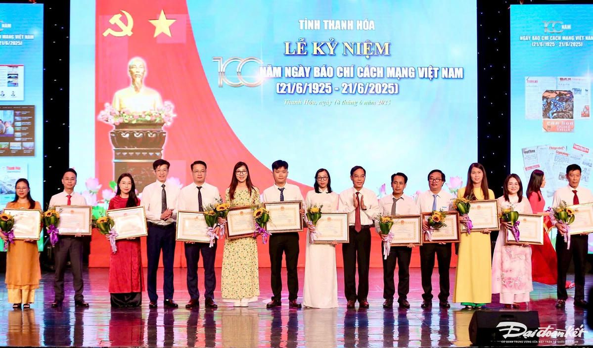 Phó Chủ tịch UBND tỉnh Thanh Hóa Đầu Thanh Tùng và Tổng biên tập Báo và Đài Phát thanh - Truyền hình Thanh Hóa Phạm Văn Báu trao giải C giải báo chí Trần Mai Ninh năm 2024 cho tác giả và nhóm tác giả. Ảnh: Đình Minh