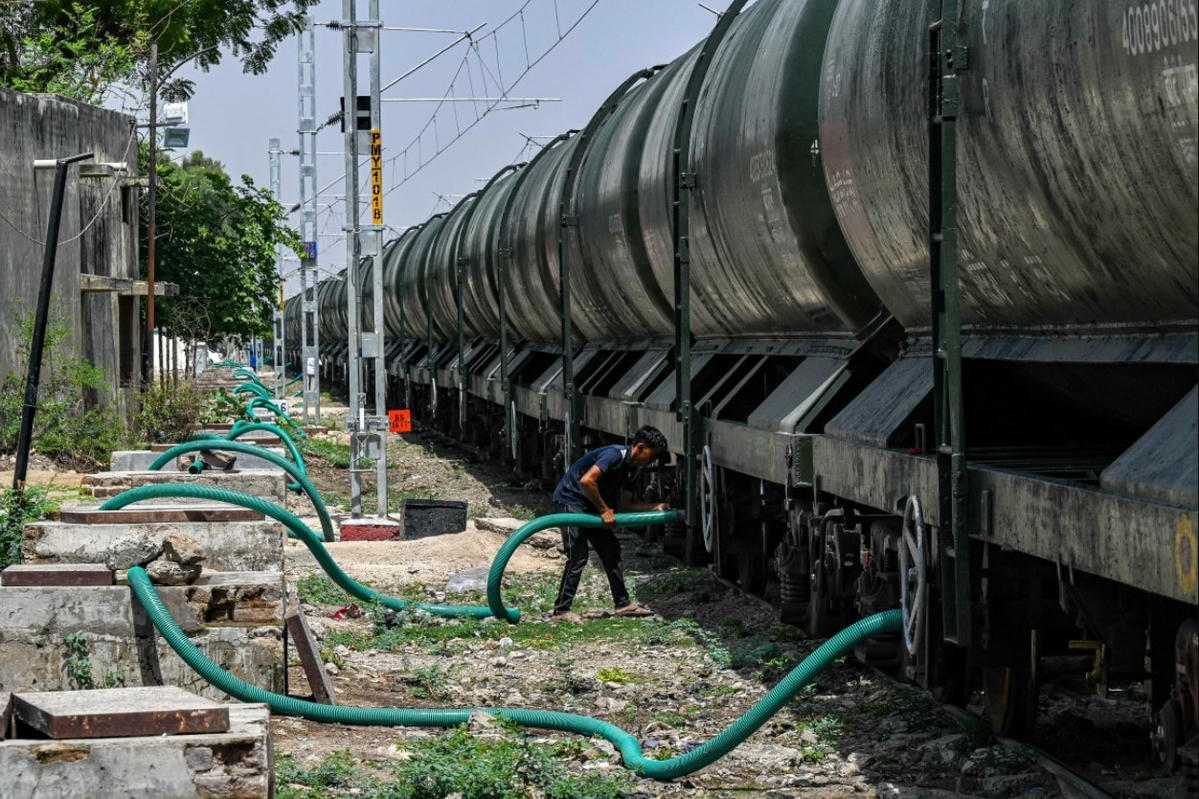 Những toa tàu chở đầy nước cho người dân ở nhiều khu vực tại Ấn Độ. Ảnh: Barron.