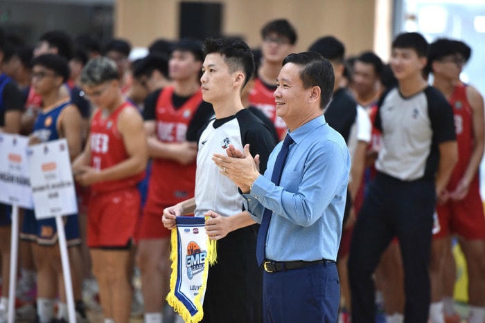 Nhà báo Nguyễn Tiến Bình trao cờ lưu niệm cho đại diện tổ trọng tài. d0a1a44c-323e-472c-9218-8d8d9caf377b.jpg