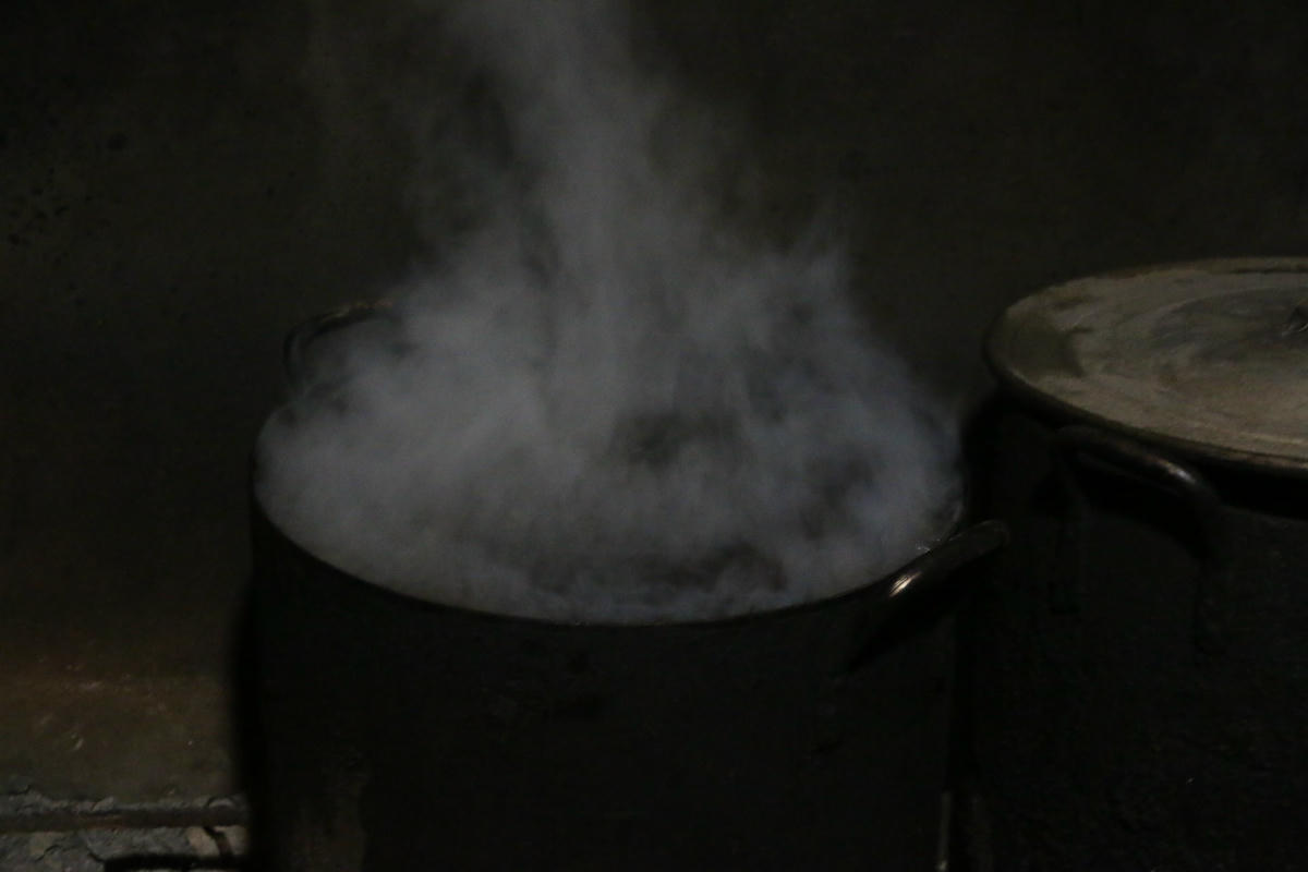 Bánh chưng, bánh tét được luộc trong nhiều giờ liên tục.