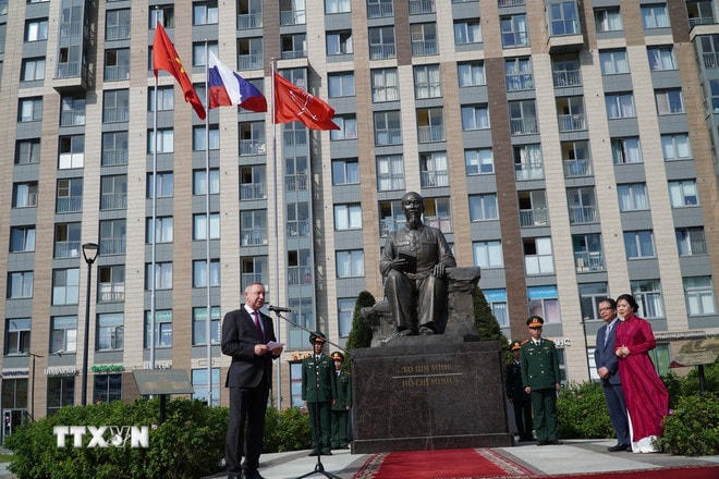 Thống đốc St. Petersburg A.Beglov phát biểu tại buổi lễ. (Ảnh: Tâm Hằng/TTXVN) ttxvn-3007-khanh-thanh-quang-truong-ho-chi-minh-saint-petersburg-2.jpg