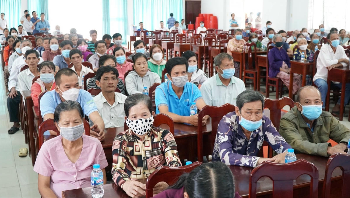 Đại diện các hộ nghèo tỉnh Vĩnh Long tiếp nhận kinh phí xây dựng nhà đại đoàn kết.