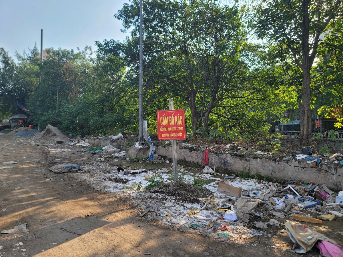 Dưới biển cấm đổ rác là tràn lan rác thải bẩn thỉu, ô nhiễm.