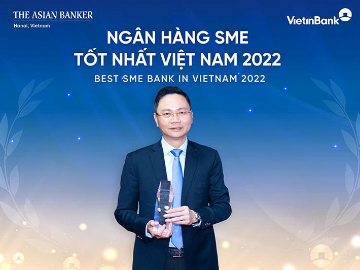 Ông Nguyễn Thanh Tùng - Giám đốc Khối KHDN đại diện VietinBank nhận giải