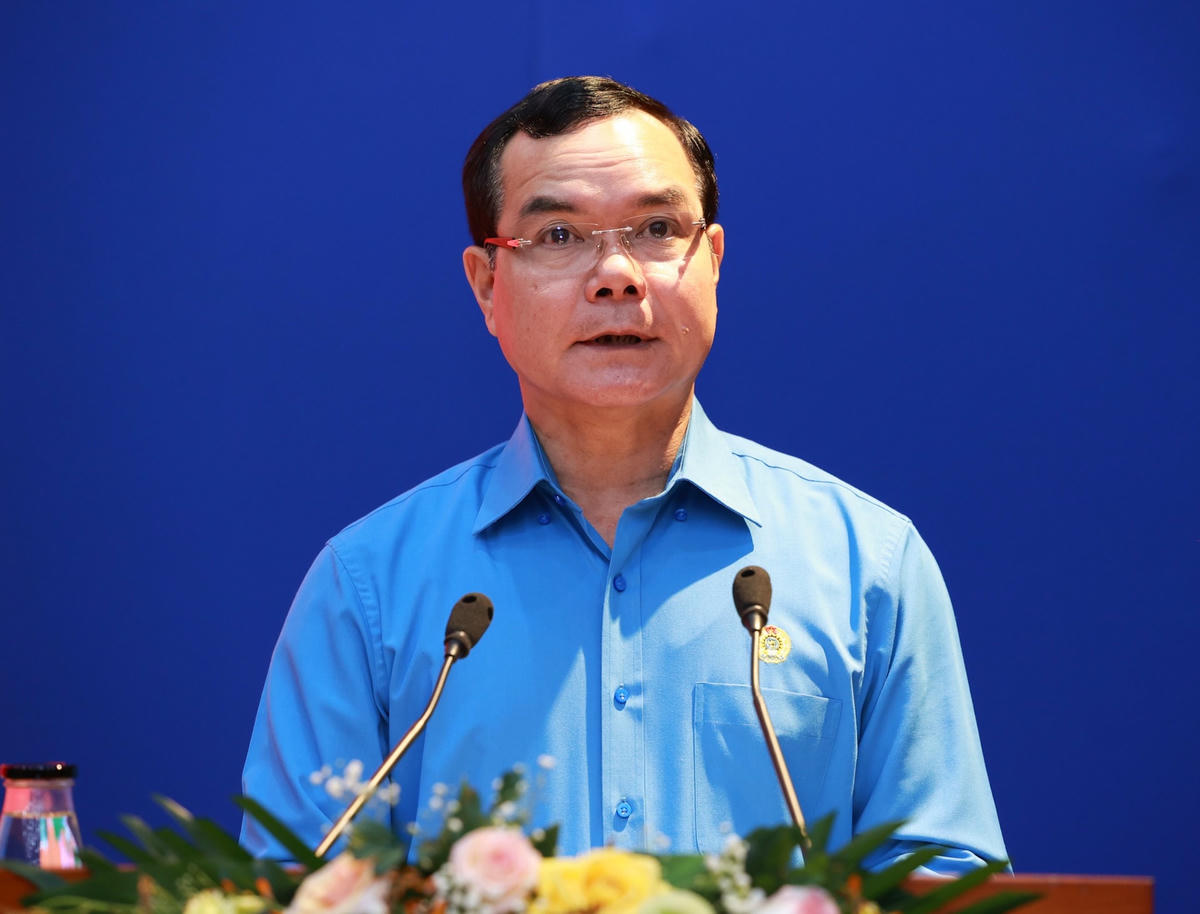 Ông Nguyễn Đình Khang, Chủ tịch Tổng Liên đoàn Lao động Việt Nam phát biểu tại hội nghị.