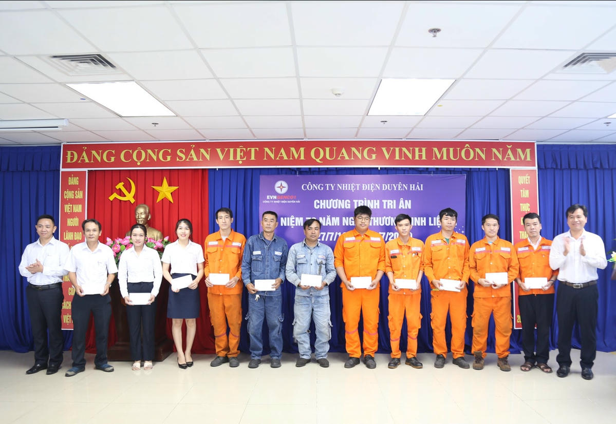 Tổ chức thăm hỏi, tặng quà người lao động có thân nhân là thương binh, liệt sỹ, người có công với Cách mạng.