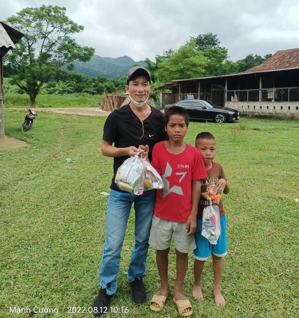 Thầy Cường trong một lần tham gia tình nguyện ở vùng cao biên giới.