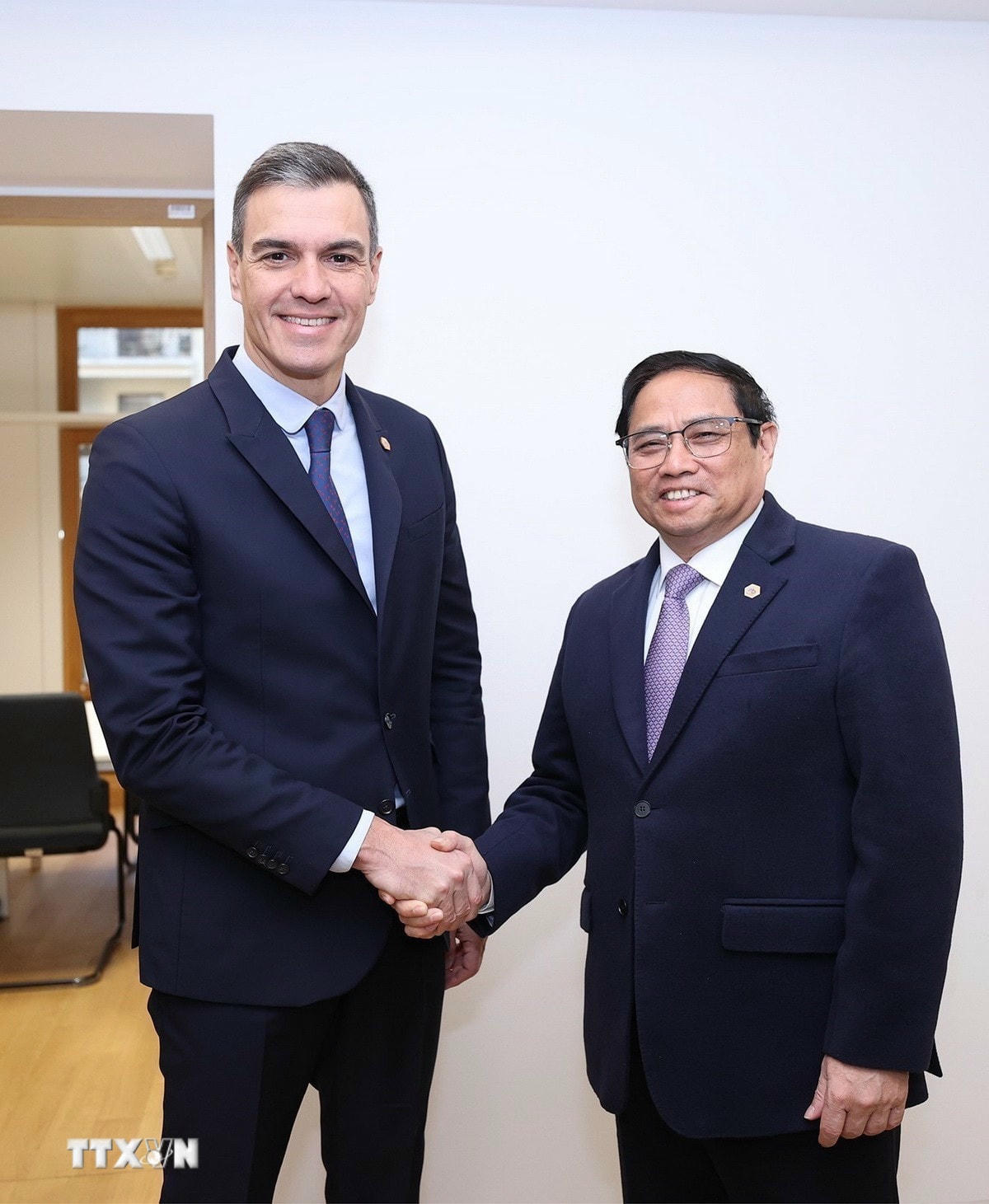 Trong chuyến tham dự Hội nghị cấp cao kỷ niệm 45 năm quan hệ ASEAN-EU tại Brussels, Vương quốc Bỉ, chiều 14/12/2022, Thủ tướng Phạm Minh Chính gặp Thủ tướng Tây Ban Nha Pedro Sánchez Pérez-Castejón. (Ảnh: Dương Giang/TTXVN) ttxvn-viet-nam-tay-ban-nha-20.jpg