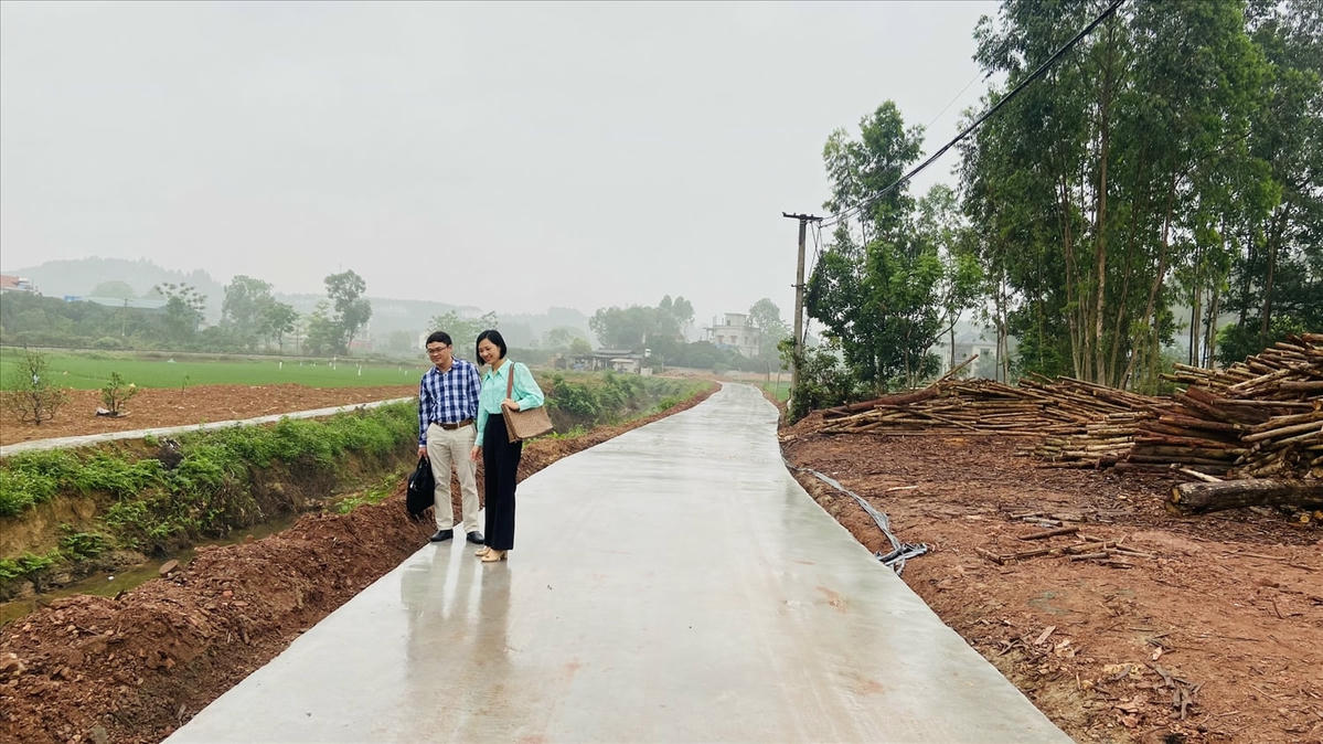 Đường giao thông thôn Khuân Giàn (đầu tư bằng vốn Chương trình MTQG) vừa khánh thành, đưa vào sử dụng.