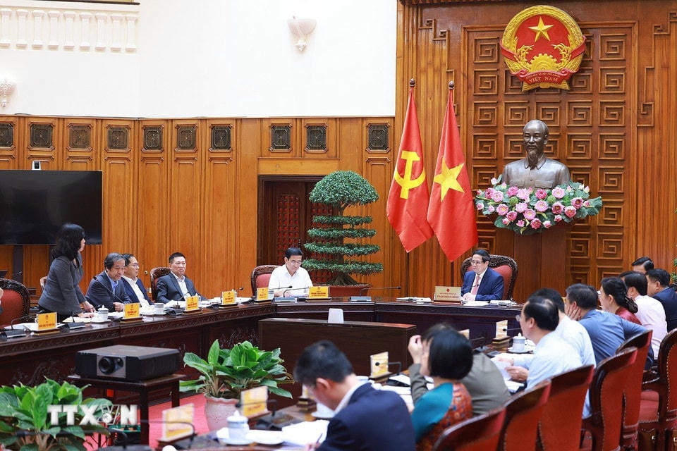 Thủ tướng Phạm Minh Chính chủ trì cuộc họp với với Bộ Giáo dục và Đào tạo; Bộ Y tế. (Ảnh: Dương Giang/TTXVN)