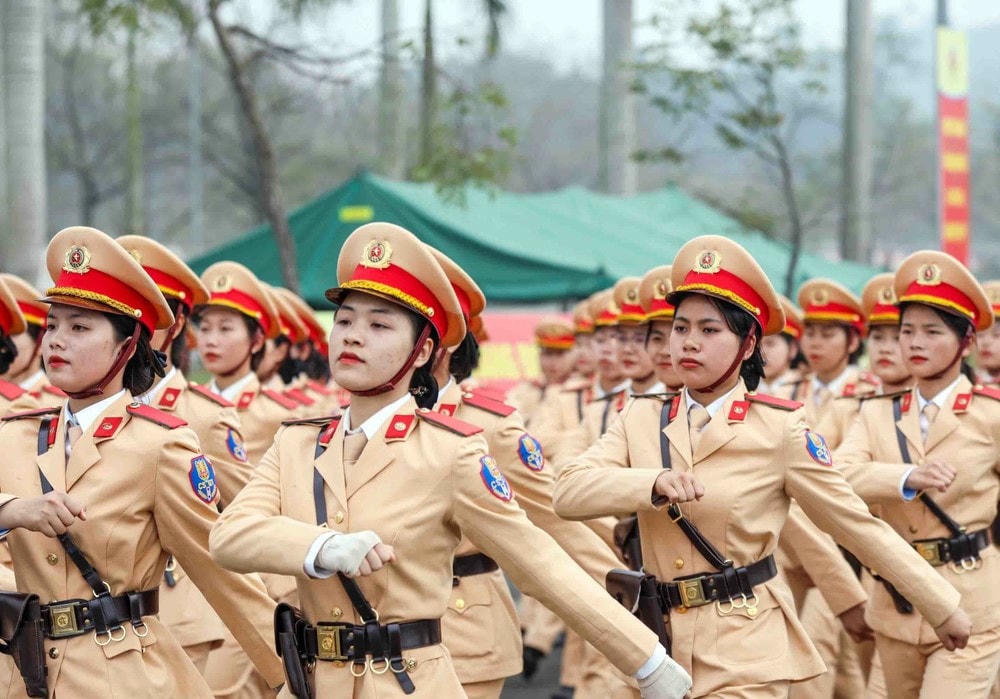 Khối Cảnh sát Giao thông sẽ do các cán bộ, chiến sỹ nữ đảm nhiệm. (Ảnh: Phạm Kiên/TTXVN) ttxvn_duyet binh dien bien (9).jpg