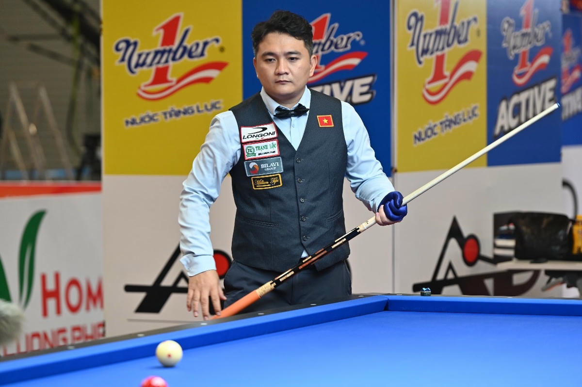 Các tay cơ thủ đấu tập trung, thể hiện kinh nghiệm và bản lĩnh thi đấu.