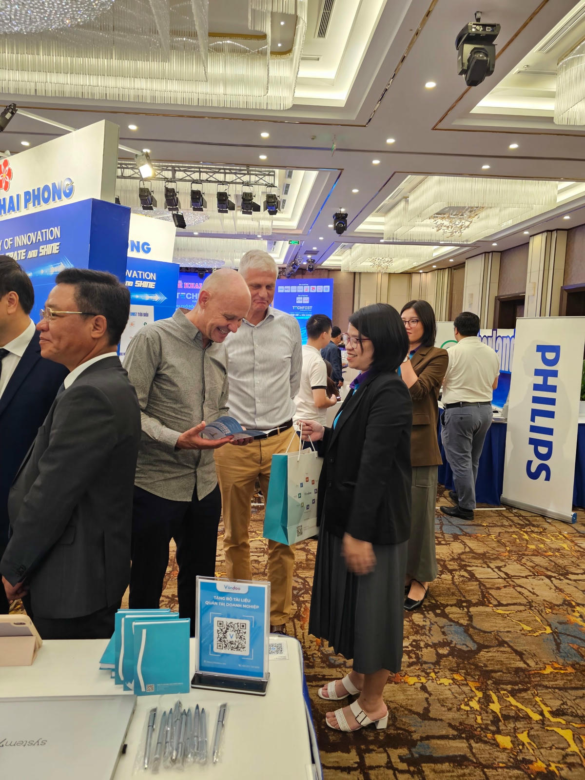 Đại sứ Hà Lan trao đổi với Chuyên viên tư vấn của Viindoo.