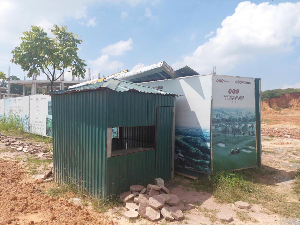 Cổng bảo vệ phủ bụi, không một bóng người