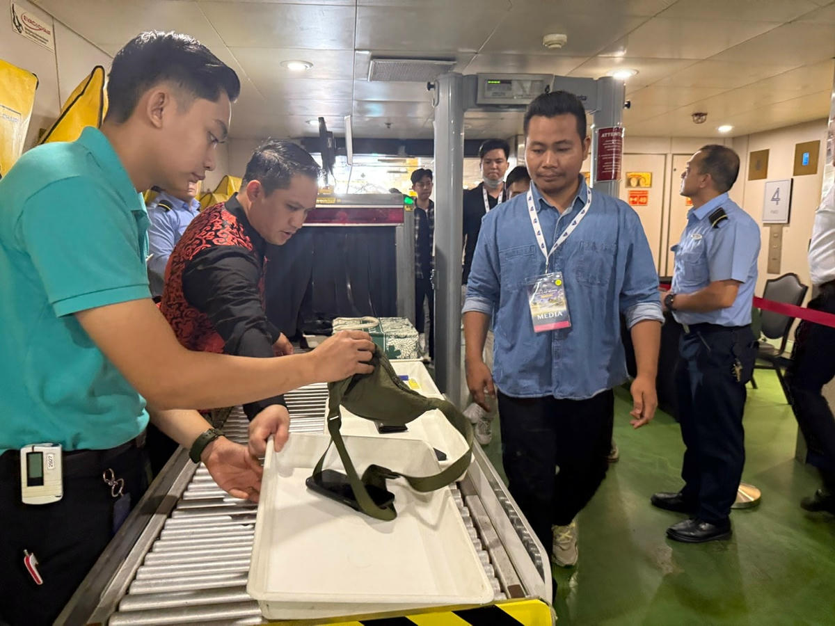 Tàu du lịch - Khách check in để lên tàu quốc tế đi từ Việt Nam sang Singapore. Ảnh: T.H