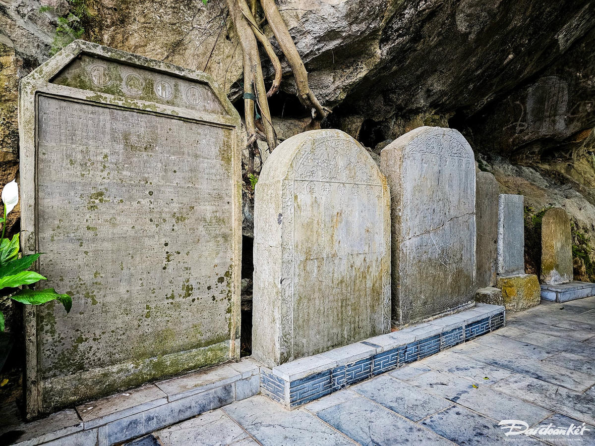 Các tấm bia đá trước cửa động. Ảnh: Đình Minh
