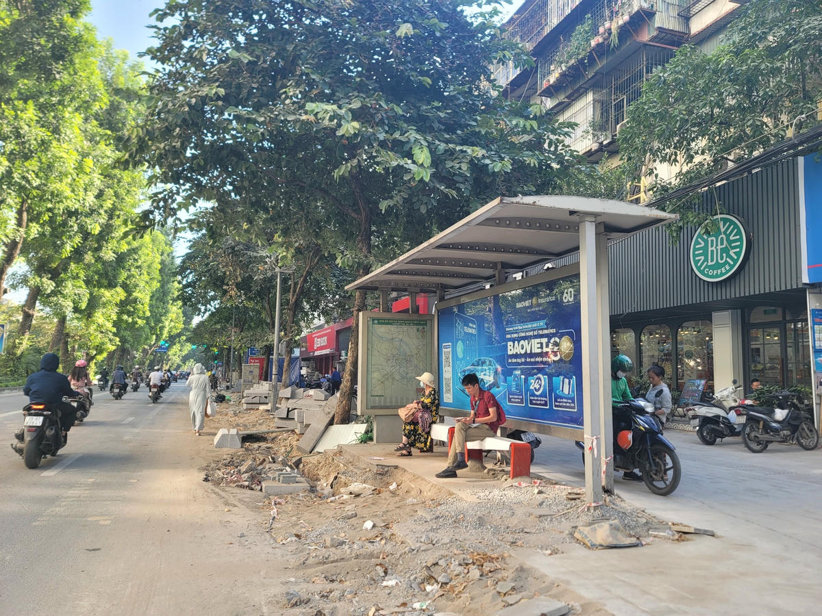 Ở những đoạn đường đang thi công, người dân mỗi lần muốn đi lại đều phải bước giẫm lên phần đường đầy đất cát, hoặc thậm chí phải đi đường vòng để tránh ảnh hưởng đến phần gạch mới lát.