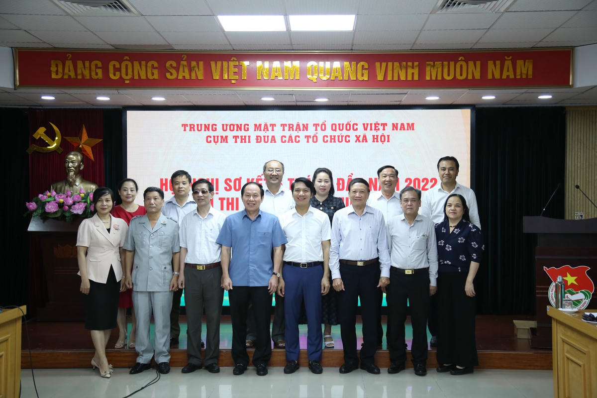 Các thành viên trong Cụm thi đua các tổ chức xã hội chụp ảnh lưu niệm.