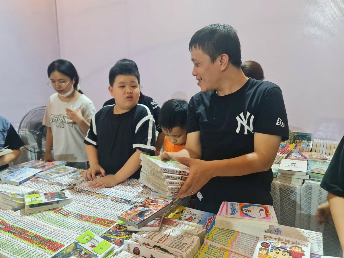 Hình ảnh quen thuộc tại sự kiện là rất nhiều các cô bé, cậu bé được bố mẹ đưa tới ngày hội sách. Các em đều tỏ ra hào hứng trước sự phong phú của